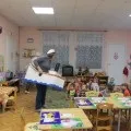 Заняття з малювання у техніці відбитка печатками з картоплі та моркви у другій молодшій групі печатками