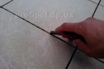 Затирання міжплиткових швів швів