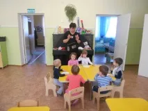 Заняття з малювання у техніці відбитка печатками з картоплі та моркви у другій молодшій групі заняття