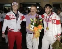 200 челябінців зустріли олімпійського чемпіона Мансура Ісаєва в аеропорту челябінців