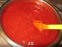 також