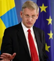 Цифрова дипломатія: напрямки роботи, ризики та інструменти цифрова
