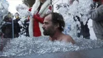 Людина, небоящийся крижаного холоду холоду