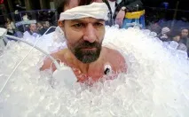 Людина, небоящийся крижаного холоду людина
