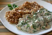 Як готується куряча грудка з гречкою грудка