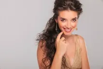 Як носити сукню з декольте сукню