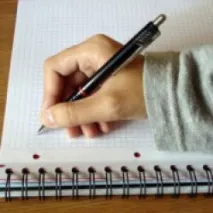 Як навчити дитину правильно тримати ручку тримати