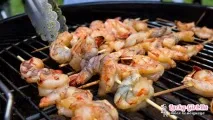 Канапе на шпажках із креветками шпажках