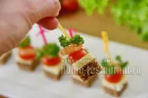 Канапе з креветками на шпажках канапе