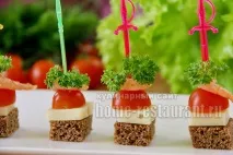 Канапе з креветками на шпажках шпажках