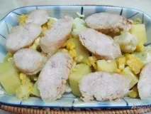 Картопляна запіканка з домашньою ковбасою та цвітною капустою. домашньою