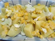 Картопляна запіканка з домашньою ковбасою та цвітною капустою. запіканка