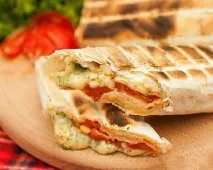 Лаваш з сиром та помідорами на грилі. помідорами