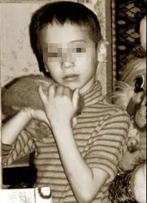 Хлопчик-птах 6-річний малюк не говорить, а цвірінькає і махає руками-крилами малюк