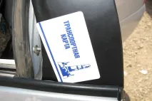Переклеювання плівки на стійці дверей. плівки