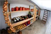 Погріб та оглядова яма в гаражі оглядова