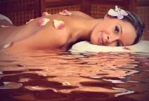 Рожева вода для волосся - універсальний ароматний засіб вода