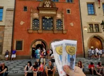 Староміська ратуша в Празі середньовічна архітектура та куранти празі