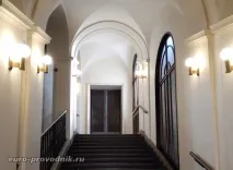 Староміська ратуша в Празі середньовічна архітектура та куранти ратуша