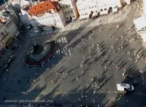 Староміська ратуша в Празі середньовічна архітектура та куранти середньовічна