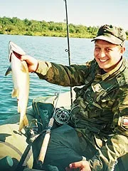 За озерним лососем із вудками клювання