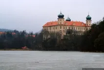 Замок Мнішек-під-Брди, У Празі та в Чехії. празі