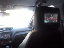 15) Встановив підголівники із вбудованими моніторами встановив