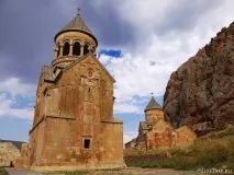 Вірменія монастир Нораванк у червоному каньйоні монастиря