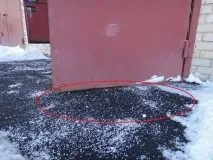 Спучування ґрунту перед воротами гаража ґрунту