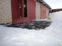 Спучування ґрунту перед воротами гаража спучування