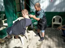 Бездомний перукар стриже без вихідних вихідних