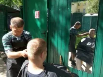 Бездомний перукар стриже без вихідних мене