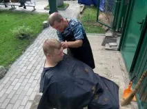 Бездомний перукар стриже без вихідних стриже