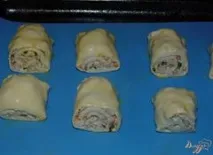 Булочки з листкового тіста з м’ясом курки. ясом