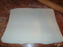 Булочки з листкового тіста з м’ясом курки. ясом