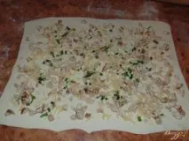 Булочки з листкового тіста з м’ясом курки. тіста