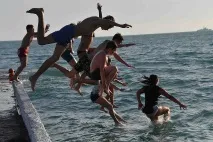 Потвори таборів Ким лякають один одного діти в Псковській області лякають