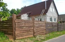 Паркан з горбиля своїми руками, вибір моделі, обробка, монтаж своїми