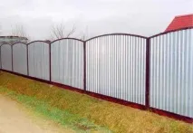 Як прикрасити паркан із профнастилу паркан