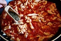Куряче рагу з помідорами та цибулею помідорами