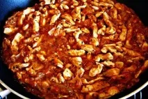 Куряче рагу з помідорами та цибулею куряче