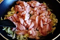 Куряче рагу з помідорами та цибулею цибулею