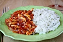 Куряче рагу з помідорами та цибулею цибулею