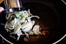 Куряче рагу з помідорами та цибулею цибулею