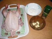 Курка запечена на пляшці пляшці