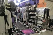 Зірки українського шоу-бізнесу купують брендове взуття та одяг на речовому ринку українського