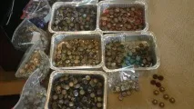 ЧОЛОВІК ЗБИРАВ КРИШКИ ВІД ПИВНИХ ПЛЯШОК 5 РОКІВ, ЩОБ ЗРОБИТИ ЦЕ збирав