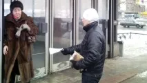 МВС розбереться з розповсюджувачами листівок, що заважають пасажирам. розповсюджувачами