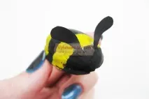 Бджілка зі шкаралупи волоського горіха горіха