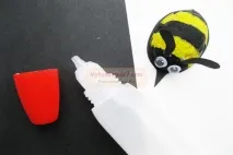 Бджілка зі шкаралупи волоського горіха горіха